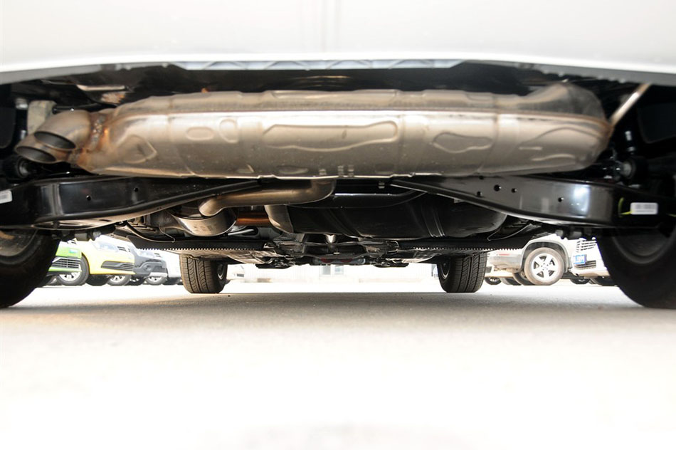 2015款 1.4T 自动30周年纪念版 引擎底盘