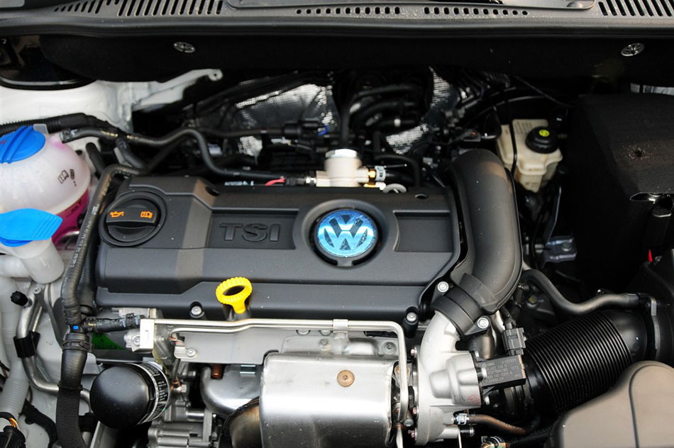 2015款 1.4T 自动30周年纪念版 引擎底盘