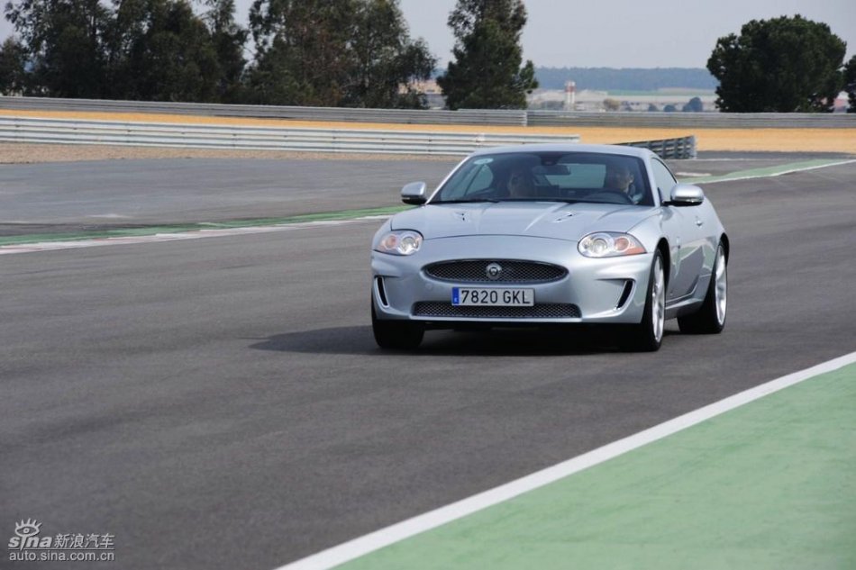 捷豹XKR动态图片