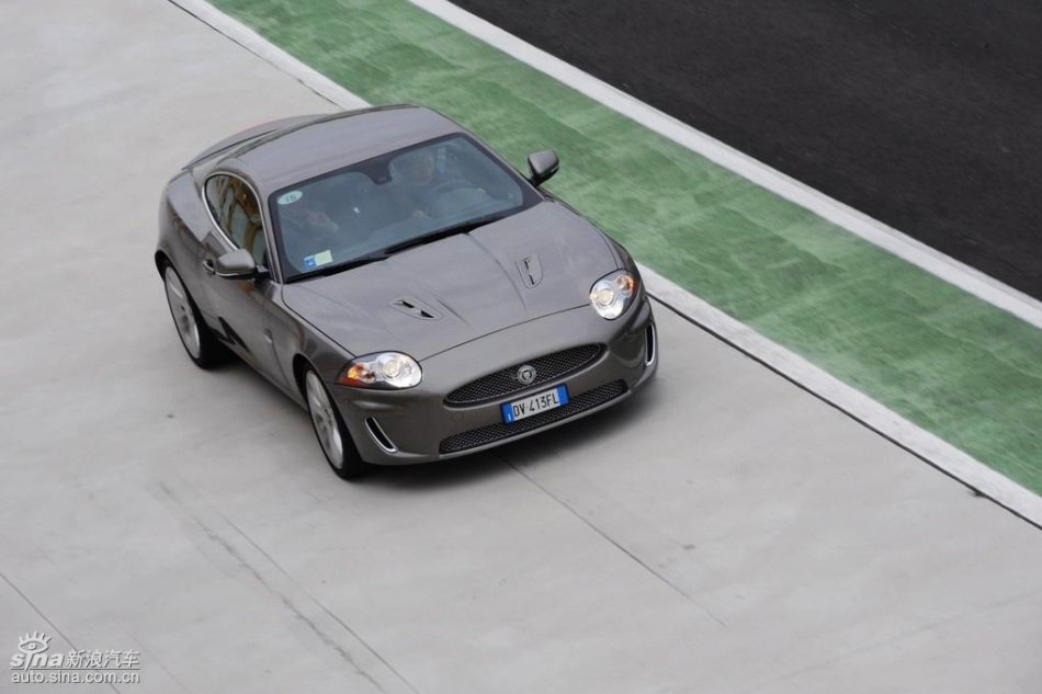 捷豹XKR动态图片