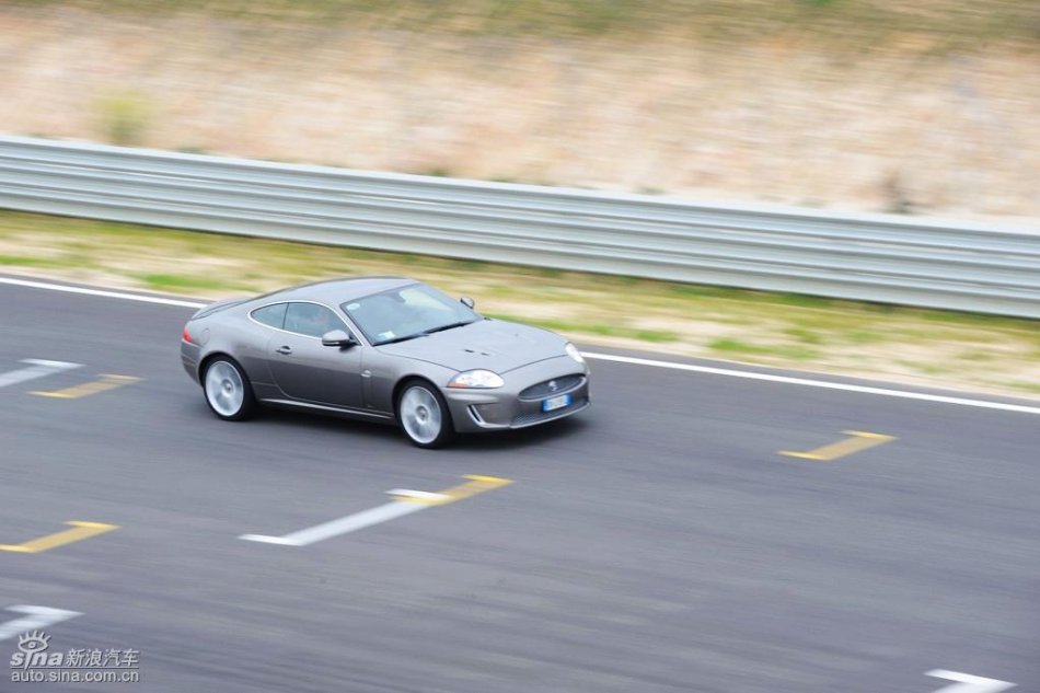 捷豹XKR动态图片