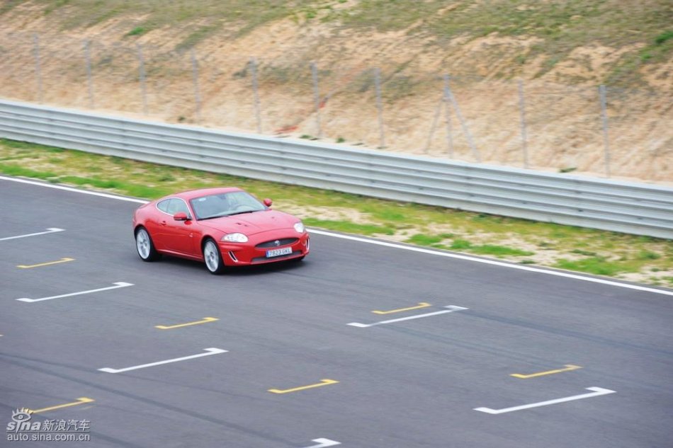 捷豹XKR动态图片