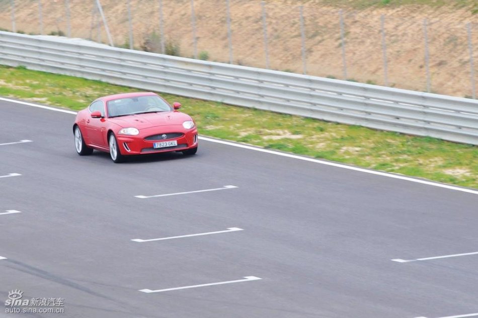 捷豹XKR动态图片
