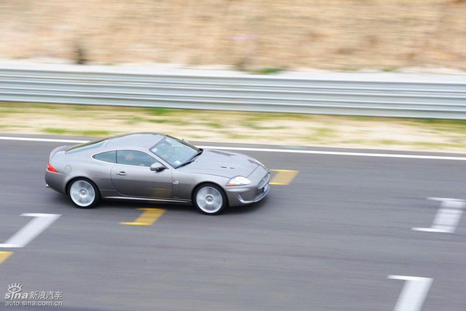 捷豹XKR动态图片