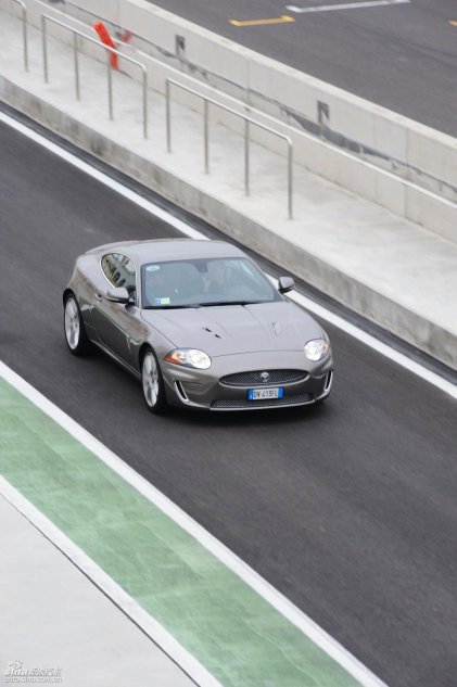 捷豹XKR动态图片