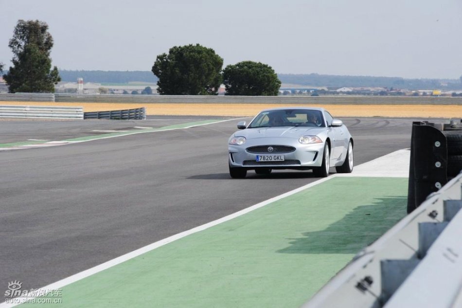 捷豹XKR动态图片