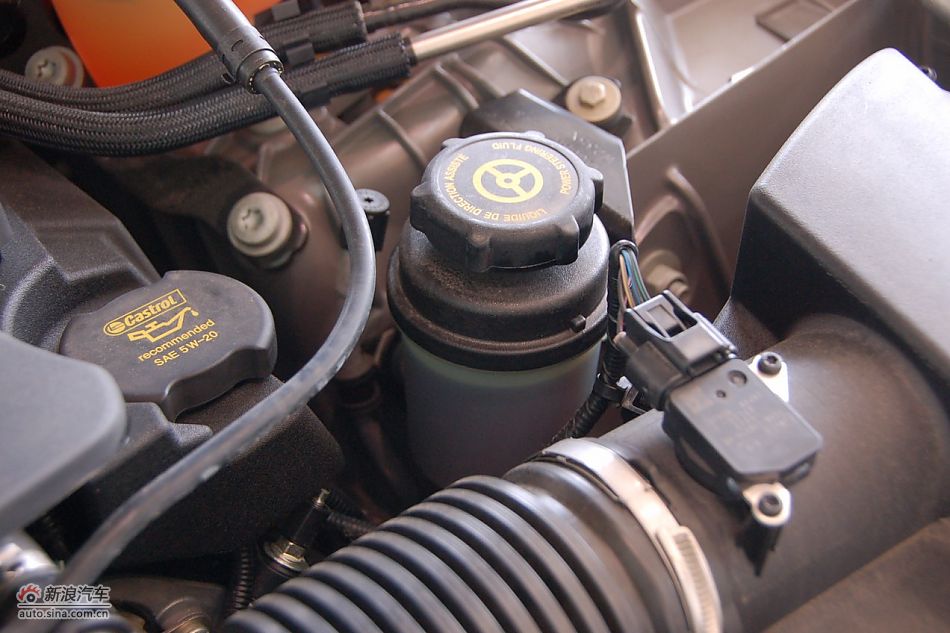 捷豹XJ发动机舱