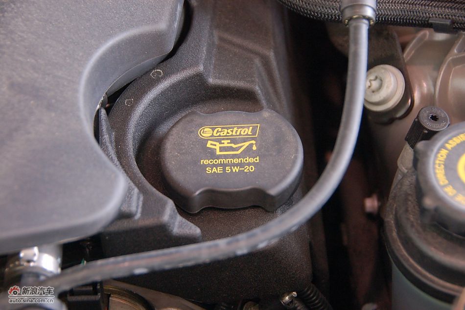 捷豹XJ发动机舱