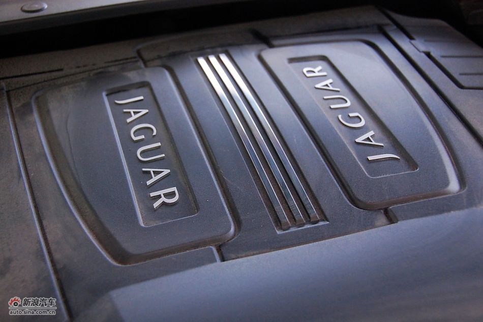 捷豹XJ发动机舱