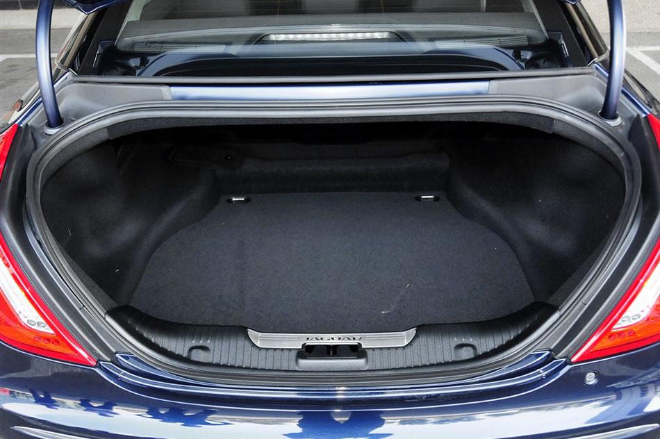 2015款 XJL 2.0T 两驱典雅商务版 座椅空间