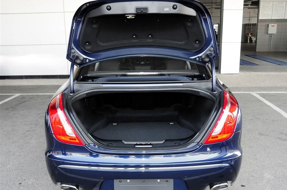 2015款 XJL 2.0T 两驱典雅商务版 座椅空间