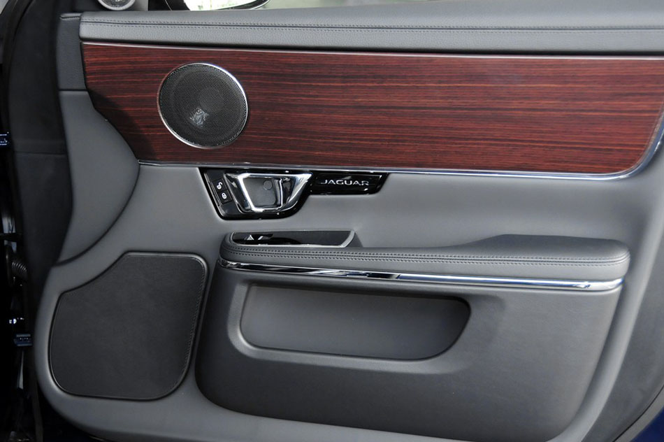 2015款 XJL 2.0T 两驱典雅商务版 座椅空间