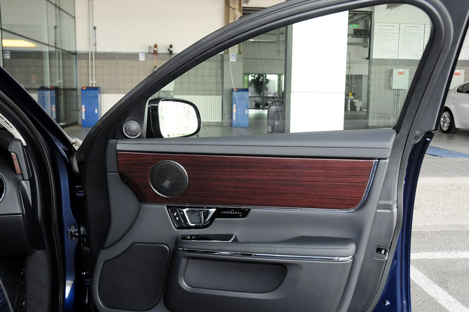 2015款 XJL 2.0T 两驱典雅商务版 座椅空间