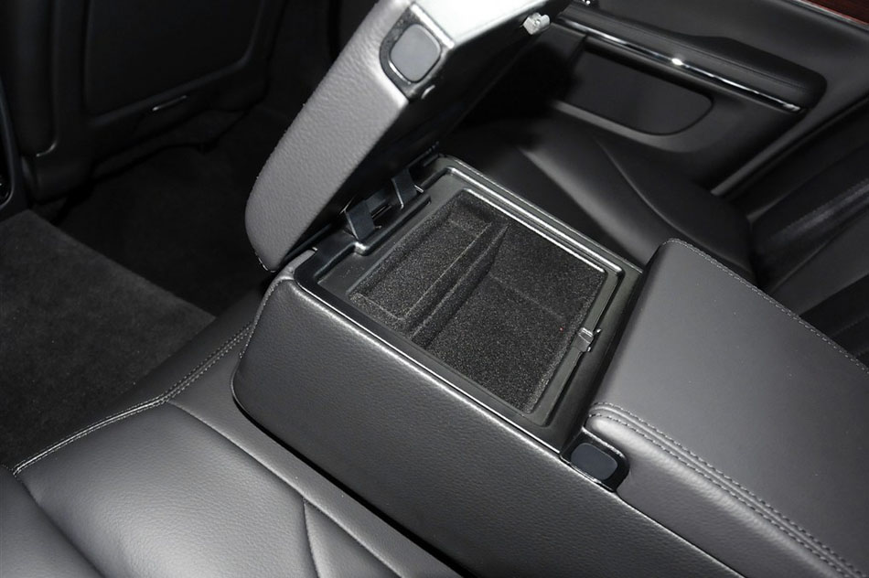 2015款 XJL 2.0T 两驱典雅商务版 座椅空间