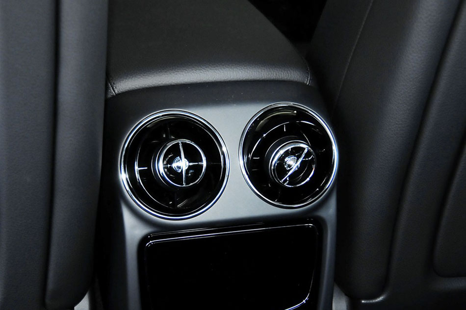 2015款 XJL 2.0T 两驱典雅商务版 座椅空间