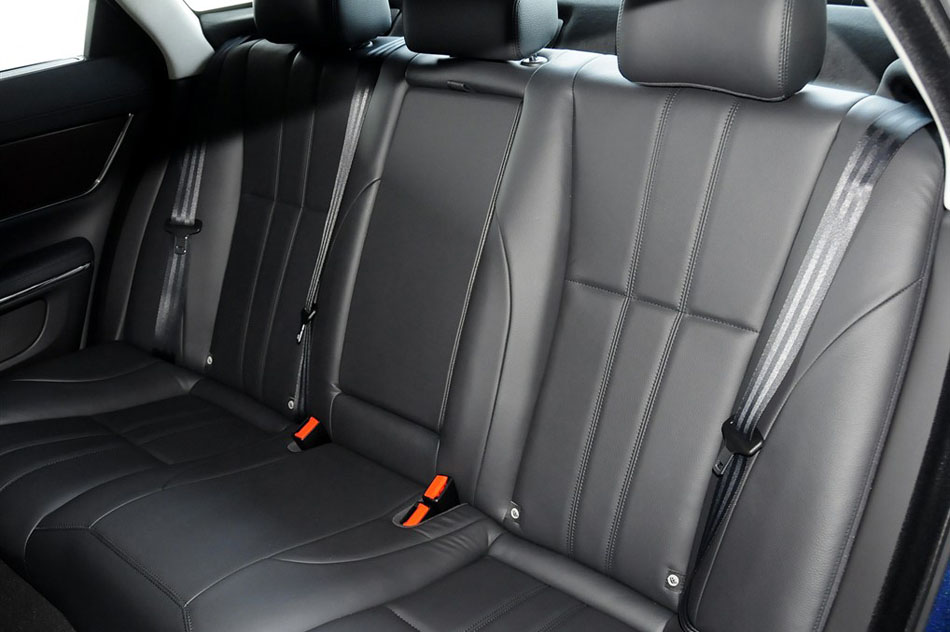 2015款 XJL 2.0T 两驱典雅商务版 座椅空间