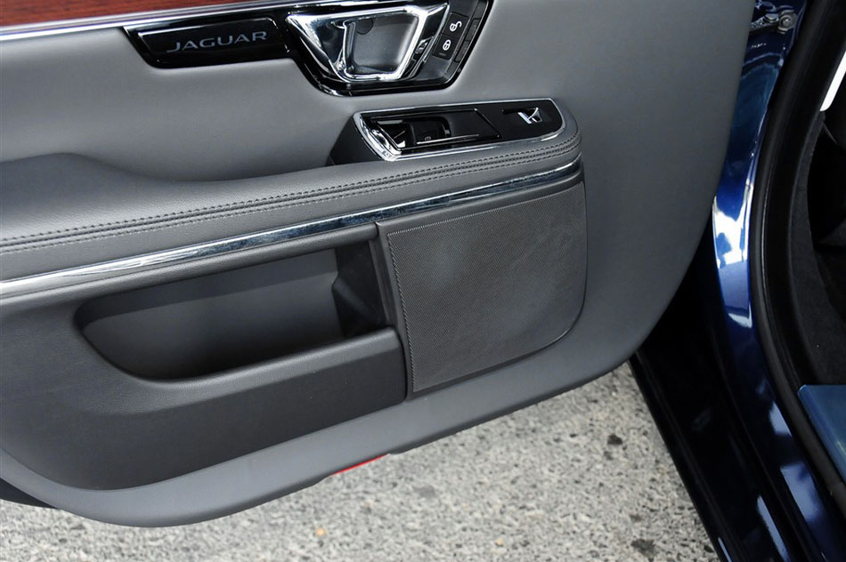 2015款 XJL 2.0T 两驱典雅商务版 座椅空间