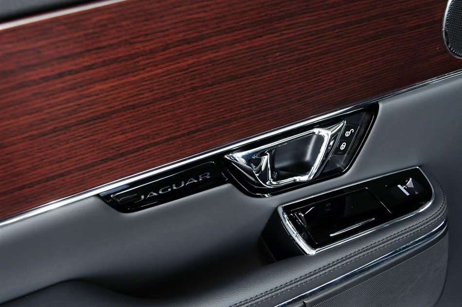 2015款 XJL 2.0T 两驱典雅商务版 座椅空间