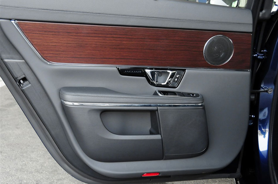 2015款 XJL 2.0T 两驱典雅商务版 座椅空间