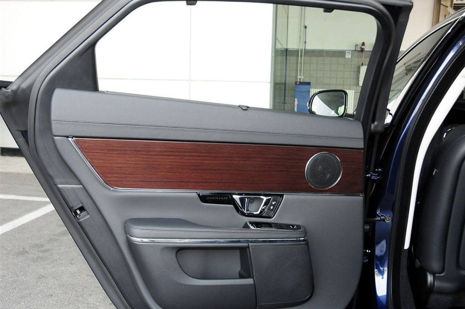 2015款 XJL 2.0T 两驱典雅商务版 座椅空间