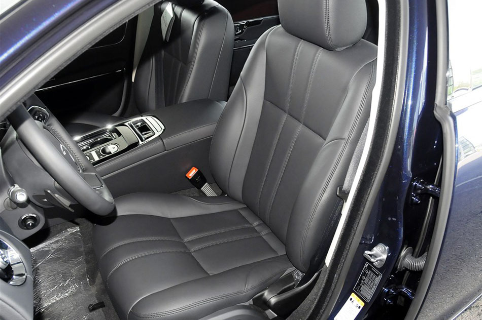 2015款 XJL 2.0T 两驱典雅商务版 座椅空间