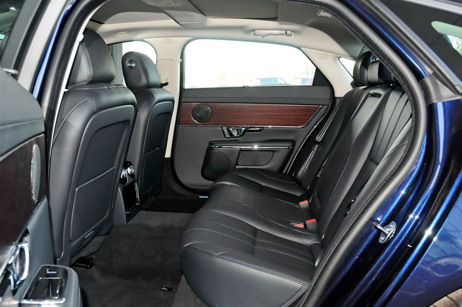 2015款 XJL 2.0T 两驱典雅商务版 座椅空间