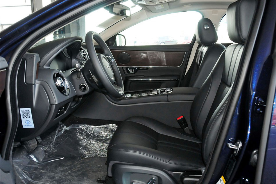 2015款 XJL 2.0T 两驱典雅商务版 座椅空间