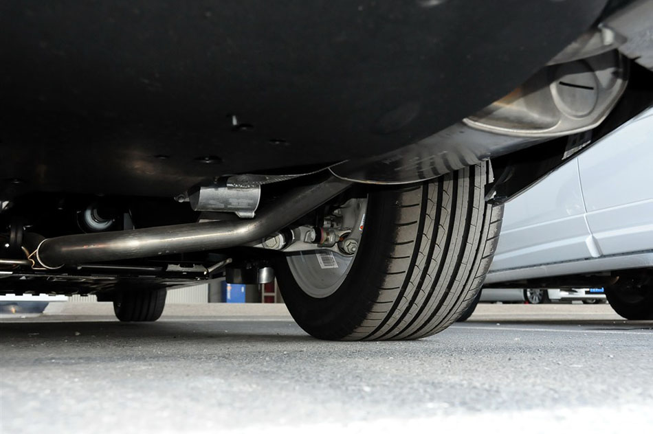 2015款 XJL 2.0T 两驱典雅商务版 引擎底盘