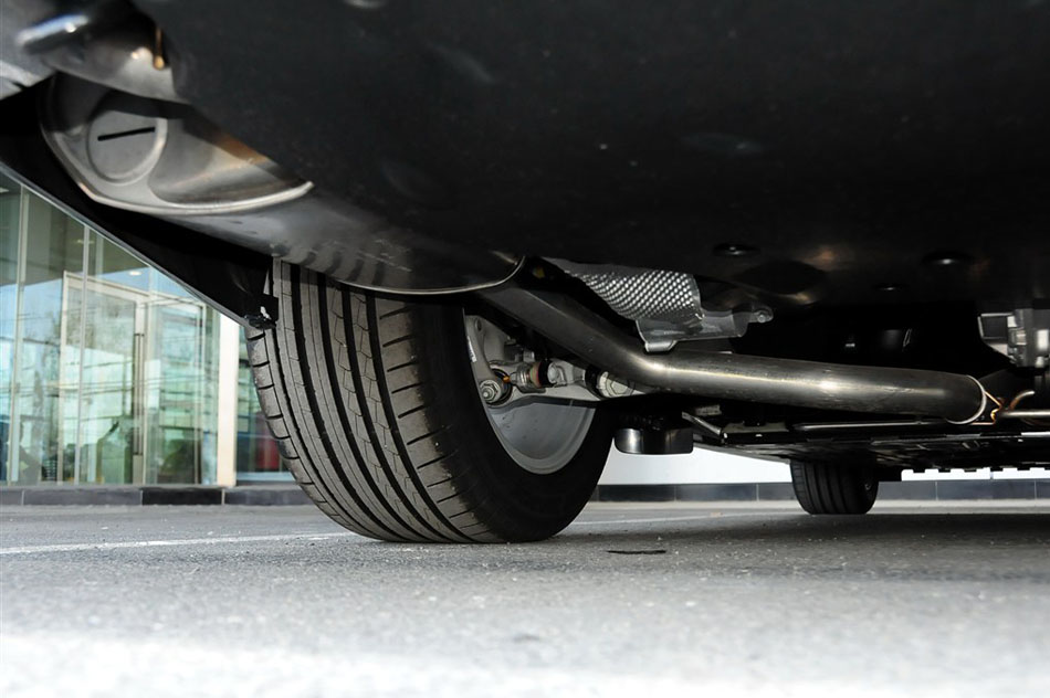 2015款 XJL 2.0T 两驱典雅商务版 引擎底盘