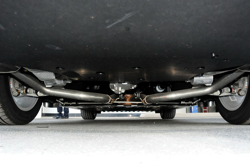 2015款 XJL 2.0T 两驱典雅商务版 引擎底盘