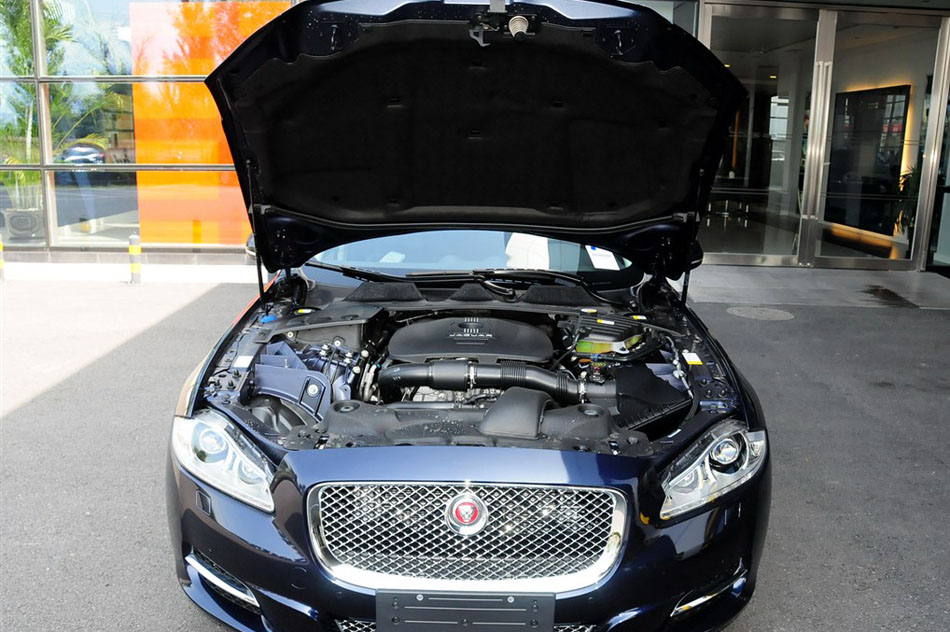 2015款 XJL 2.0T 两驱典雅商务版 引擎底盘