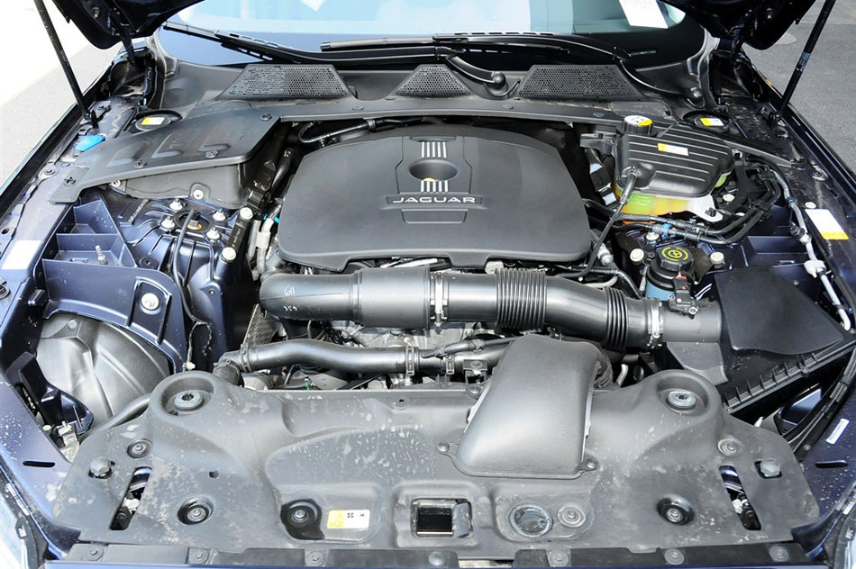 2015款 XJL 2.0T 两驱典雅商务版 引擎底盘