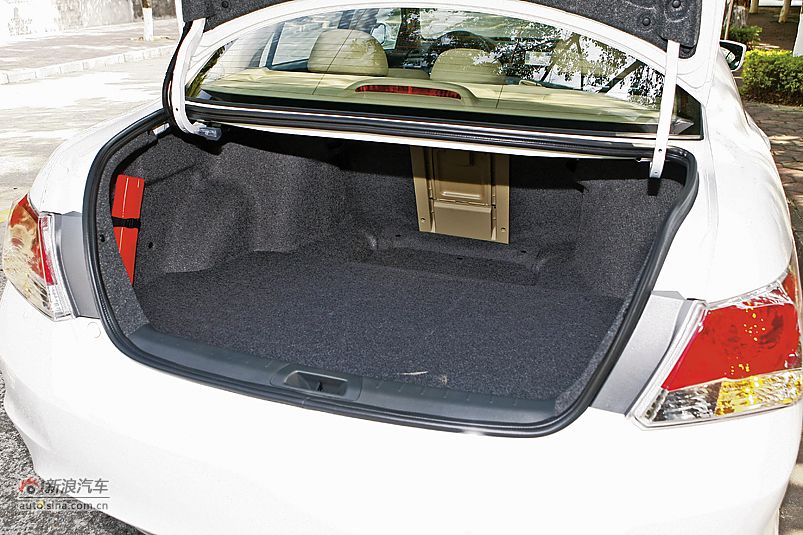2011款雅阁后备箱