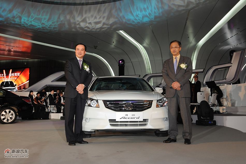 领导与2011款雅阁合影