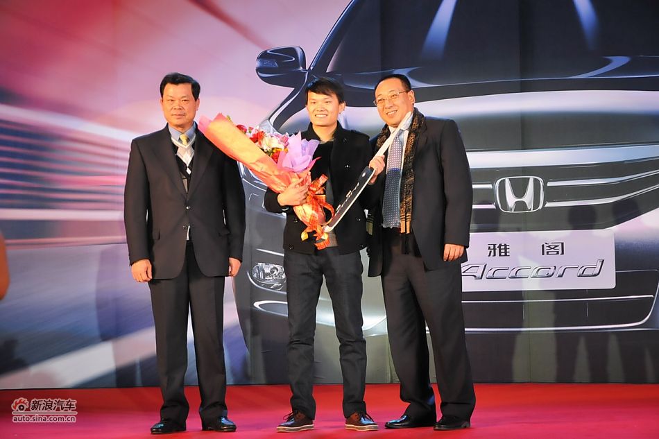 2011款广本雅阁上市现场向首位车主交接钥匙