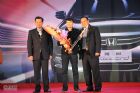 2011款广本雅阁上市现场向首位车主交接钥匙