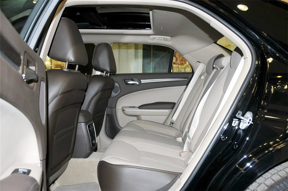 2013款克莱斯勒300C 3.6L自动尊享版