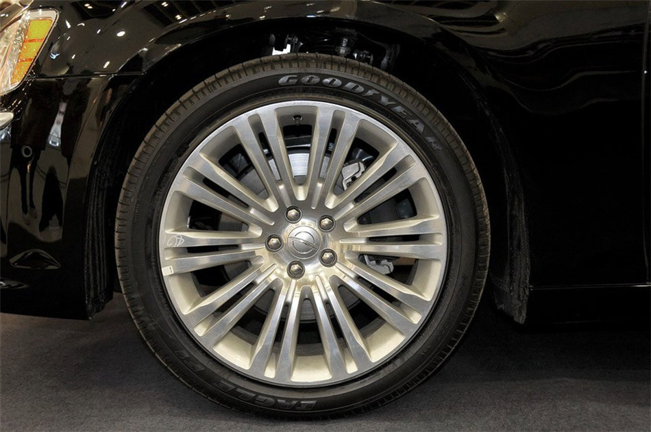 2013款克莱斯勒300C 3.6L自动尊享版