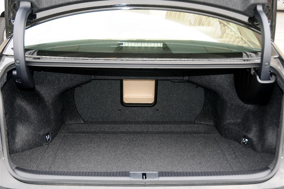 2014款 350 尊贵版 座椅空间