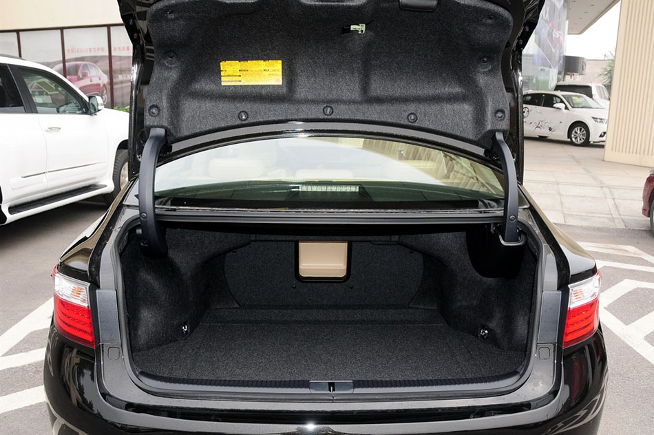 2014款 350 尊贵版 座椅空间