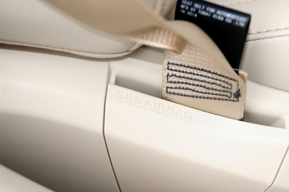 2014款 350 尊贵版 座椅空间