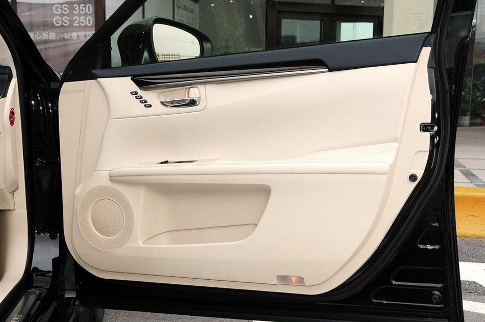 2014款 350 尊贵版 座椅空间