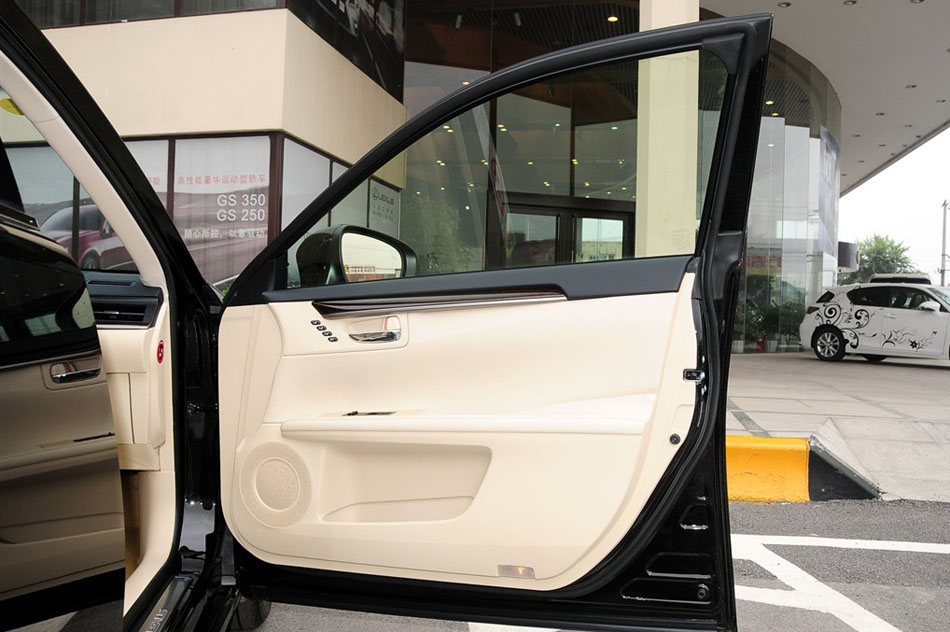 2014款 350 尊贵版 座椅空间