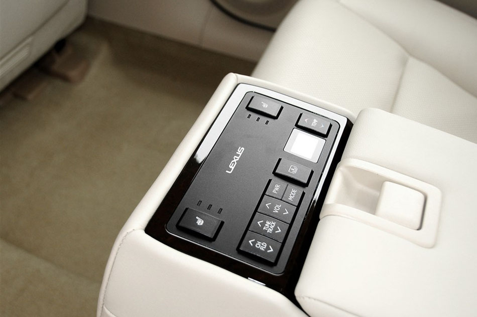 2014款 350 尊贵版 座椅空间