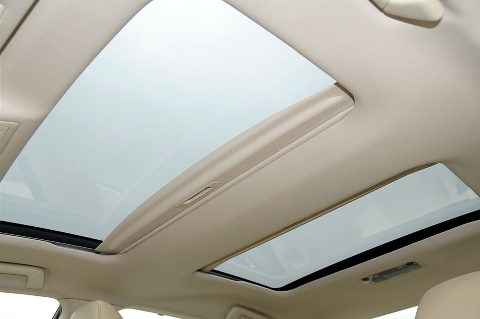 2014款 350 尊贵版 座椅空间