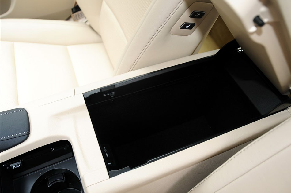 2014款 350 尊贵版 座椅空间