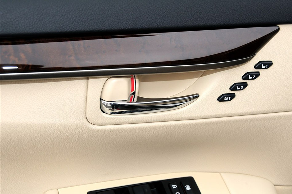 2014款 350 尊贵版 座椅空间