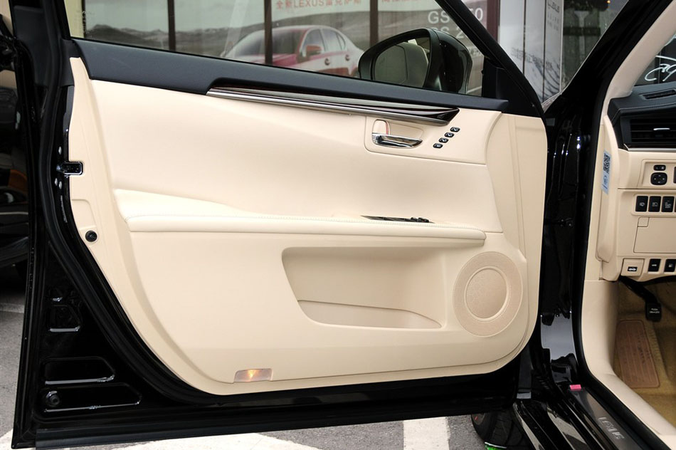 2014款 350 尊贵版 座椅空间