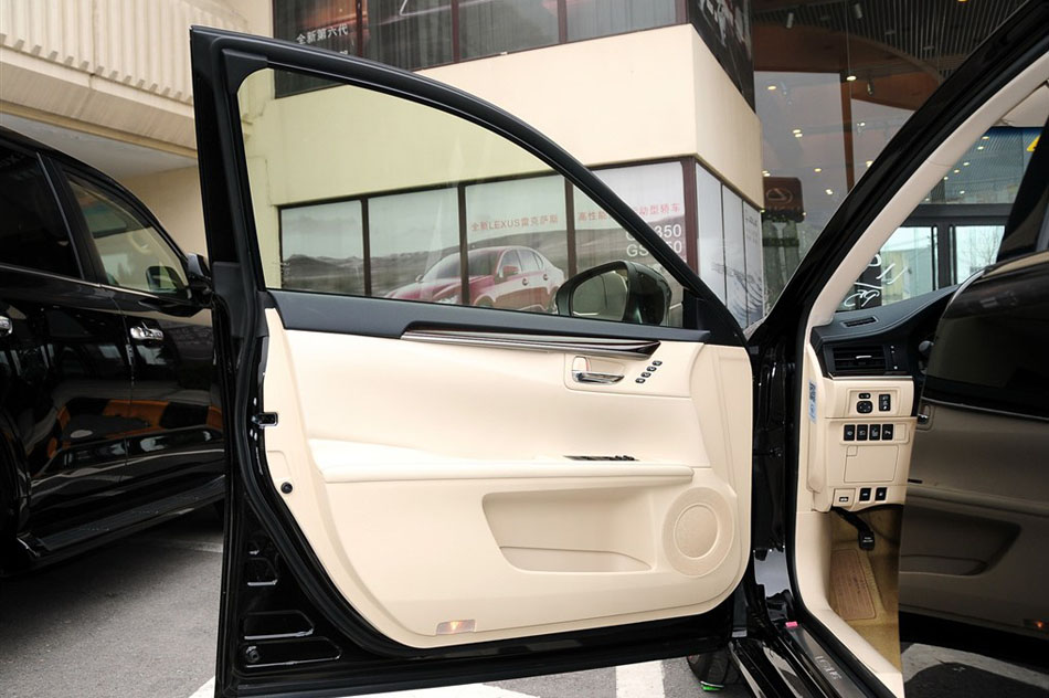 2014款 350 尊贵版 座椅空间