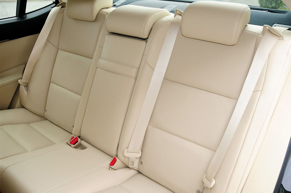 2014款 350 尊贵版 座椅空间